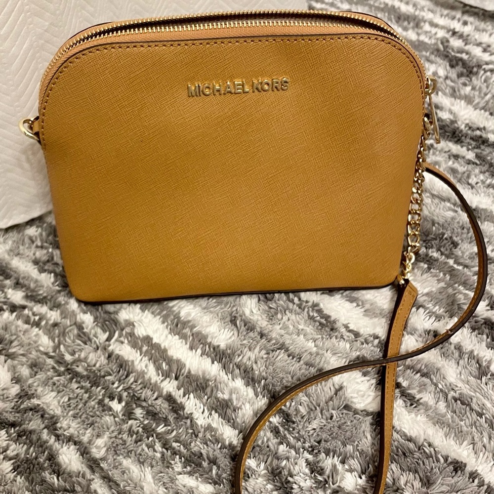 MICHAEL KORS CINDY BROWN LG DOME CROSSBODY HANDBAG